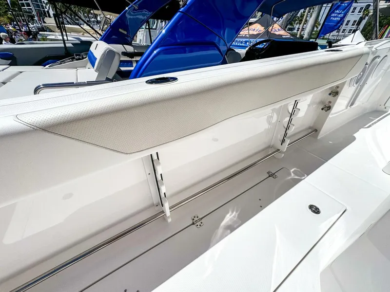 Slide: The Image of Edgewater 262CC 2025 - 5280420