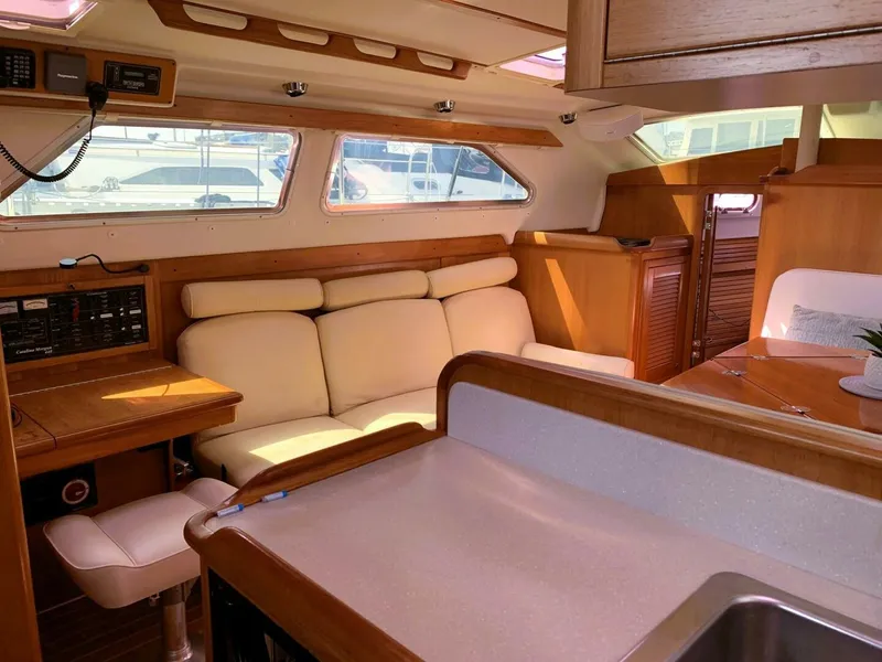 Slide: The Image of Catalina 440 Deck Salon 2007 - 5175975