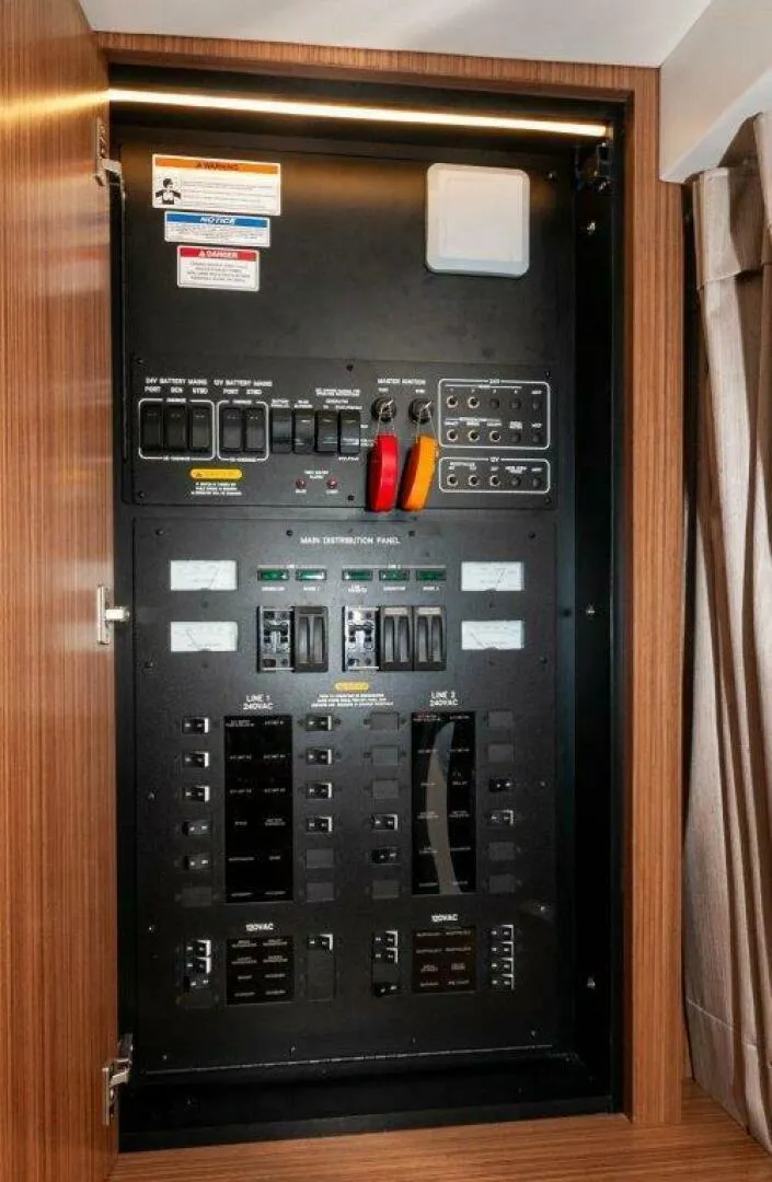 Slide: The Image of 2018 Sea Ray L550 Flybridge-Breakers - 5182279