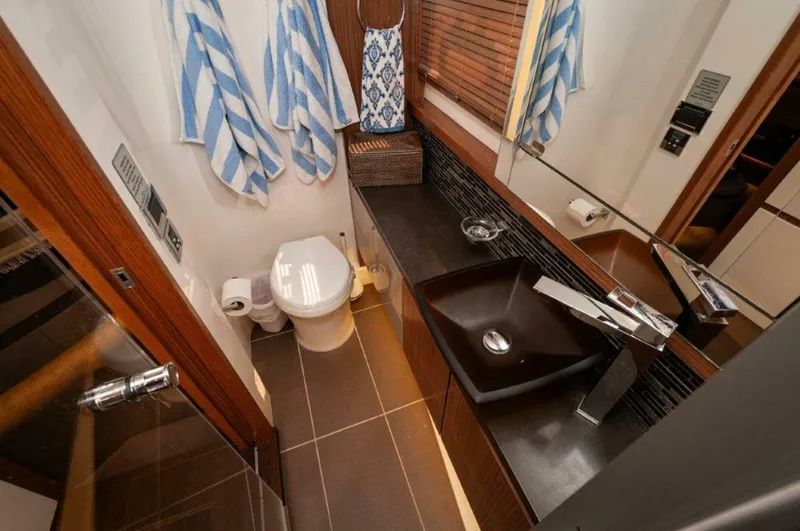 Slide: The Image of 2018 Sea Ray L550 Flybridge-Master Head - 5182303