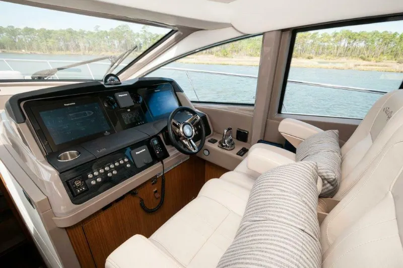 Slide: The Image of 2018 Sea Ray L550 Flybridge-Helm - 5182298