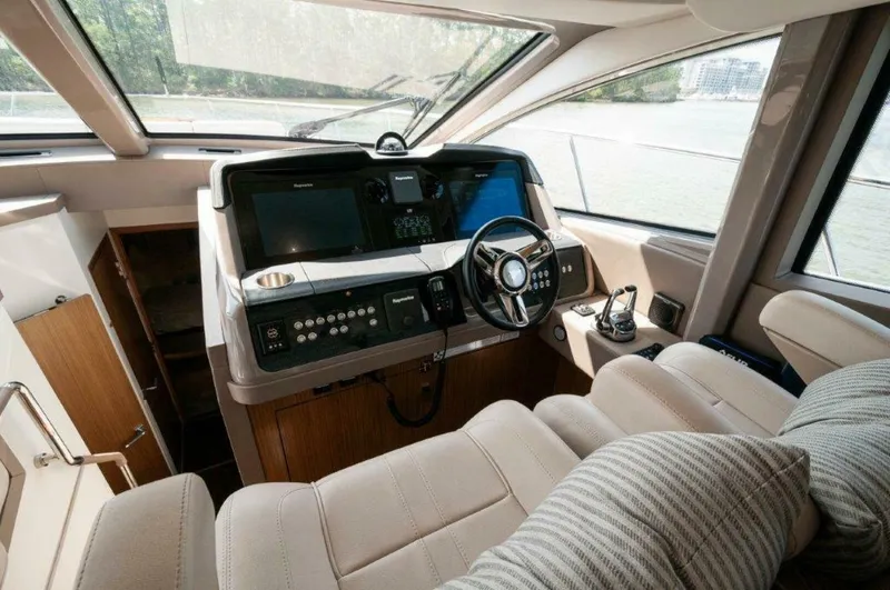 Slide: The Image of 2018 Sea Ray L550 Flybridge-Helm 3 - 5182300