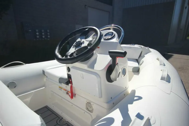 Slide: The Image of Zodiac Yachtline 360 Deluxe NEO 2025 - 5167969