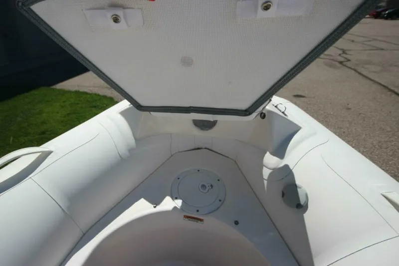 Slide: The Image of Zodiac Yachtline 400 DL NEO 2025 - 5168236