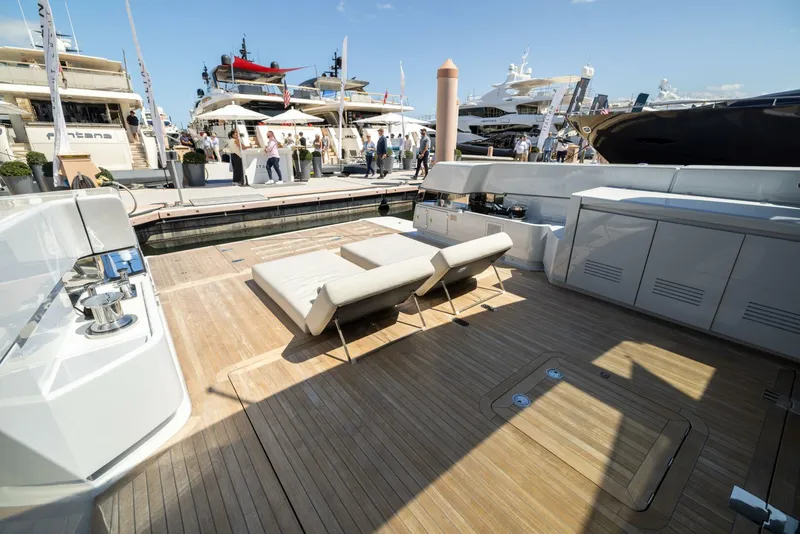 Slide: The Image of Aft Lounge Pad - 5173961