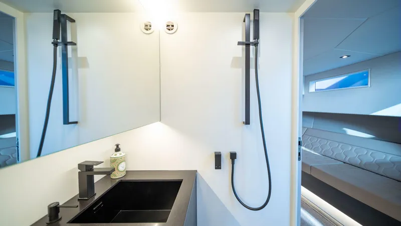 Slide: The Image of Vanquish VQ45 - 5177393