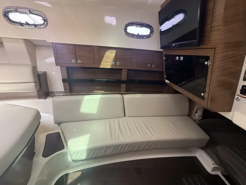 Slide: The Image of Boston Whaler 345 Conquest 2018 - 5254722