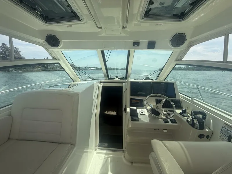 Slide: The Image of Boston Whaler 345 Conquest 2018 - 5254711