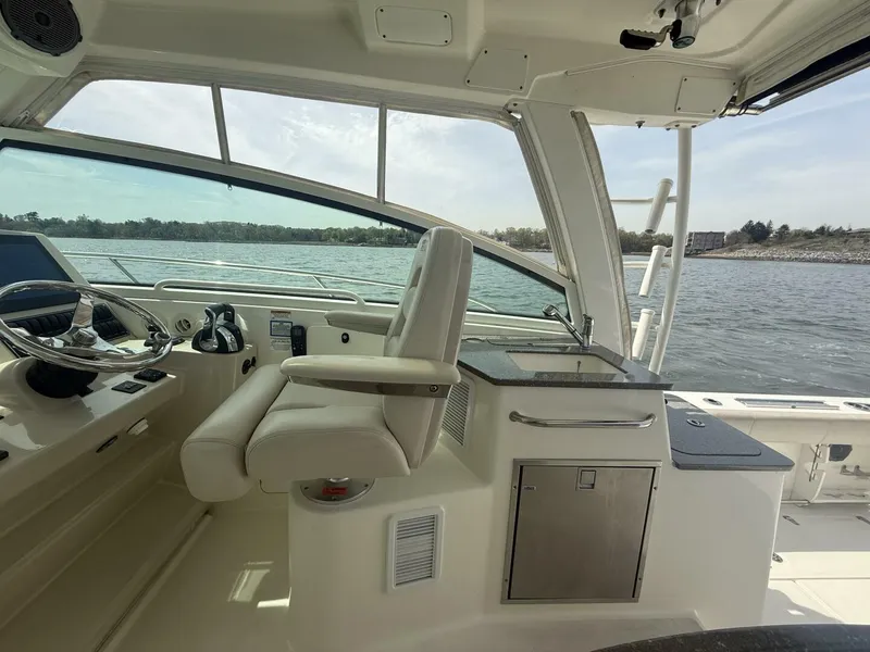 Slide: The Image of Boston Whaler 345 Conquest 2018 - 5254716