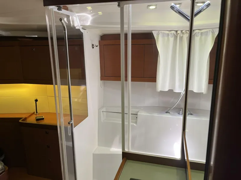 Slide: The Image of Beneteau Oceanis 48 Shower - 5212761