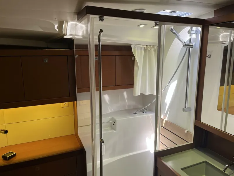 Slide: The Image of Beneteau Oceanis 48 Shower - 5212763