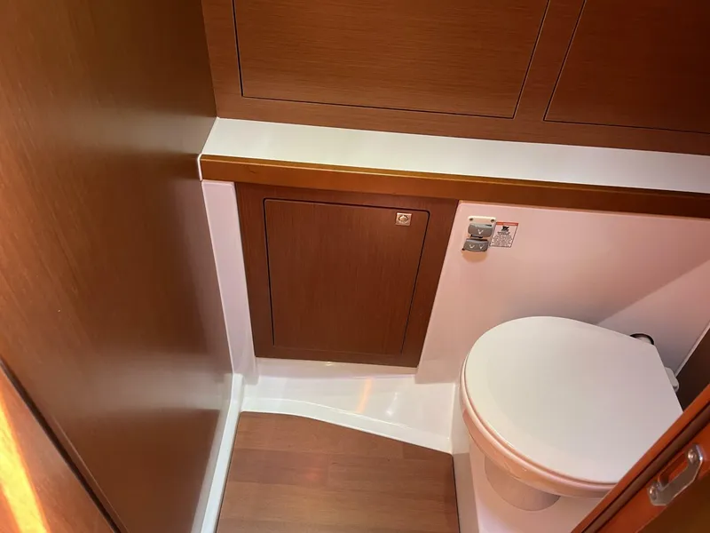 Slide: The Image of Beneteau Oceanis 48 En Suite Head - 5212765