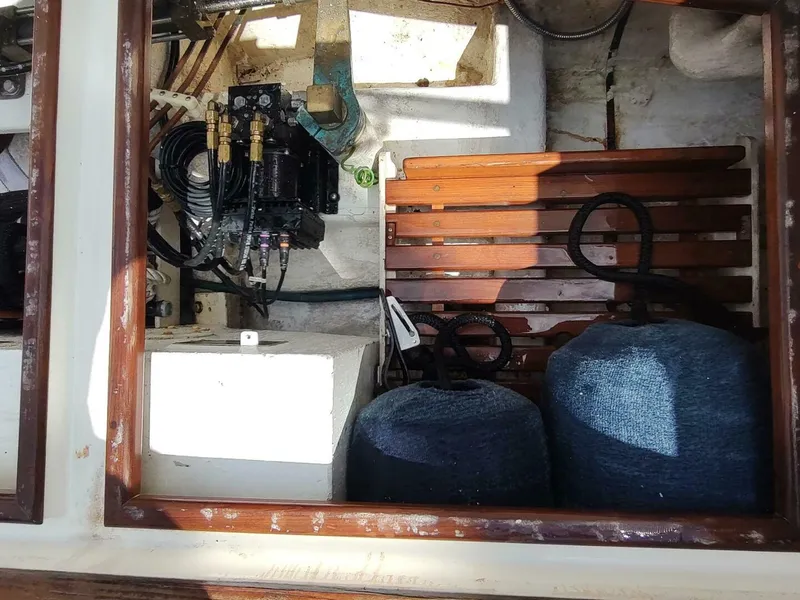 Slide: The Image of Grand Banks Eastbay 40 Flybridge 1996 - 5284567