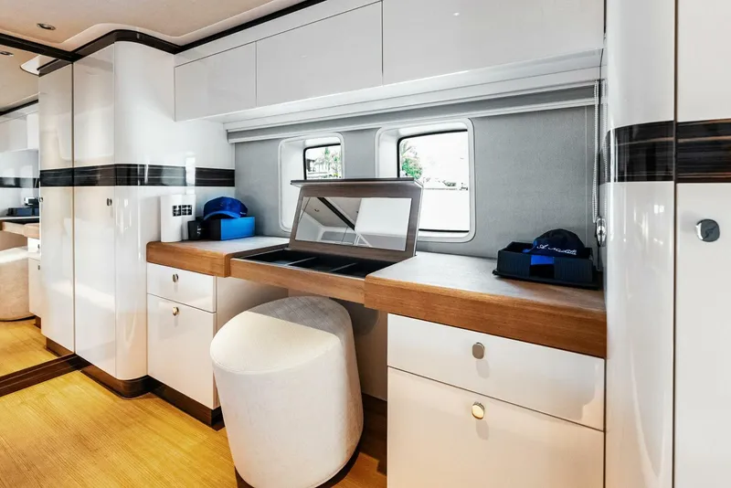 Slide: The Image of Zeelander Z5 2024 - 5238594