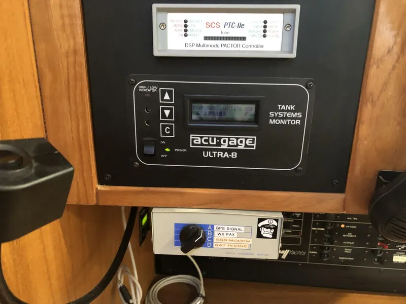 Slide: The Image of 2003 Catalina 350 Nav station electronics 2 - 5185580