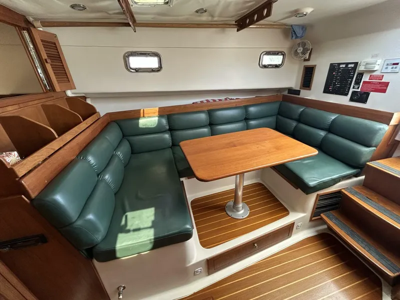 Slide: The Image of 34' Mainship salon starboard - 5185674