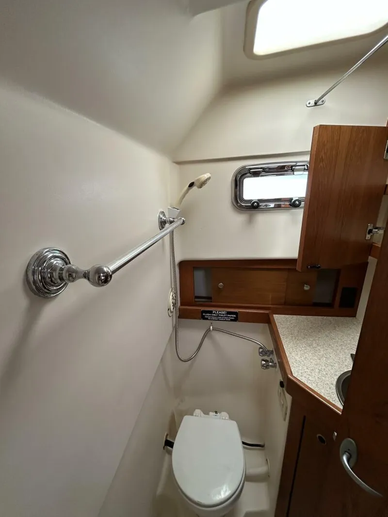 Slide: The Image of 34' Mainship head - 5185636