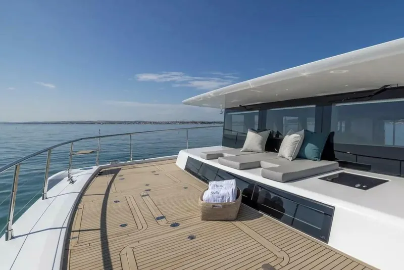 Slide: The Image of 2 Deck Front Master Version The Master cabin is located below the bow in the front of the main deck. This replaces the additional exit in the front of the salon. - 5189074