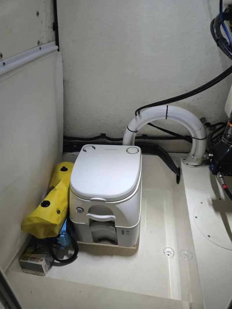 Slide: The Image of Sea Born LX22 Center Console 2021 - 5198621