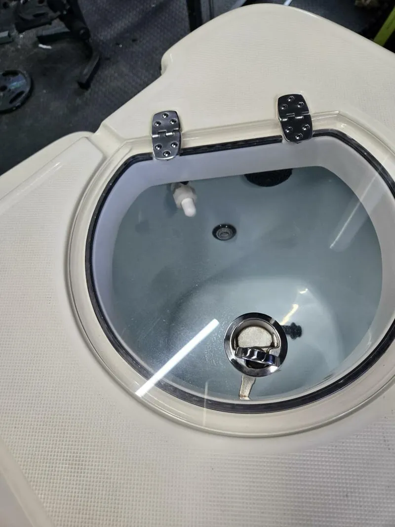 Slide: The Image of Sea Born LX22 Center Console 2021 - 5198630