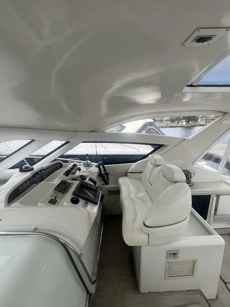 Slide: The Image of Carver 440 Hardtop Express 2000 - 5200805