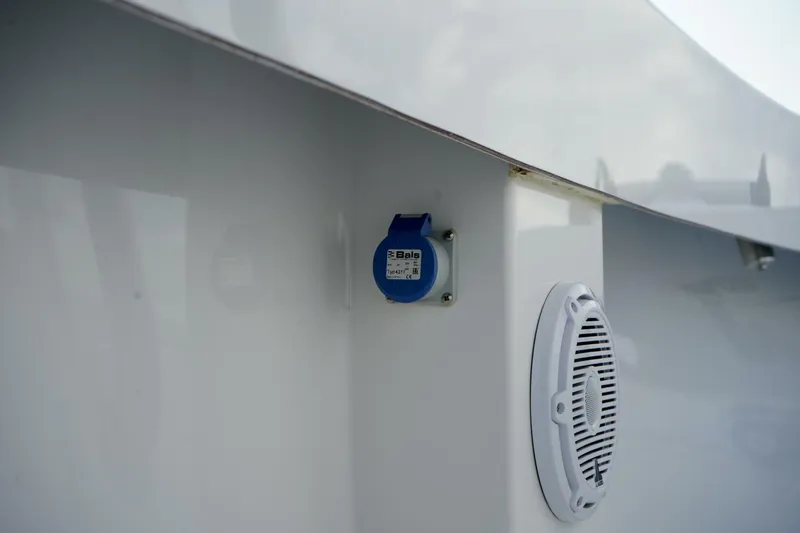 Slide: The Image of Deck Equipment 2024 Reef Runner 23 Center Console - 5205092