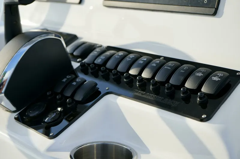 Slide: The Image of Reef Runner 23 - Controls 2024 Reef Runner 23 Center Console - 7654897