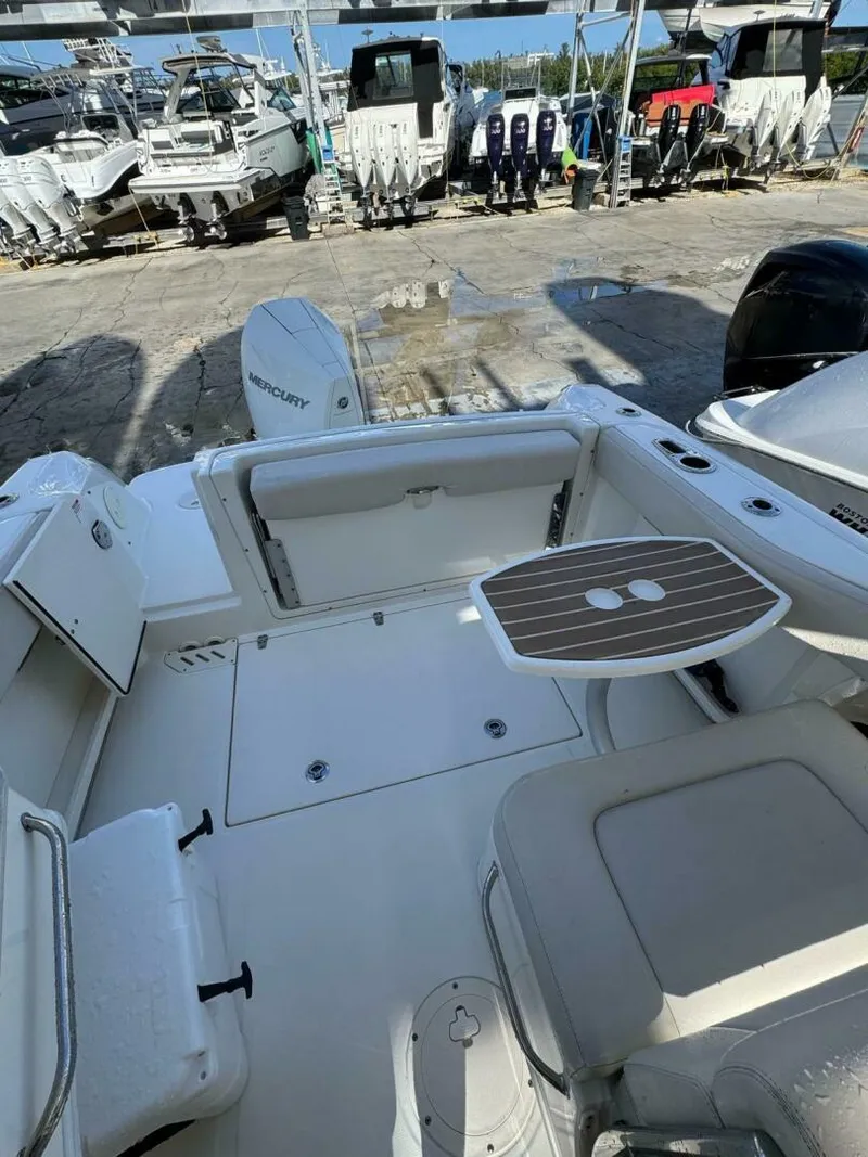 Slide: The Image of Boston Whaler 230 Vantage - 5224486