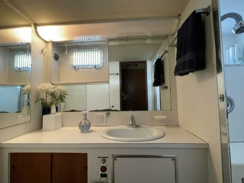 Slide: The Image of Guest head - 5329026