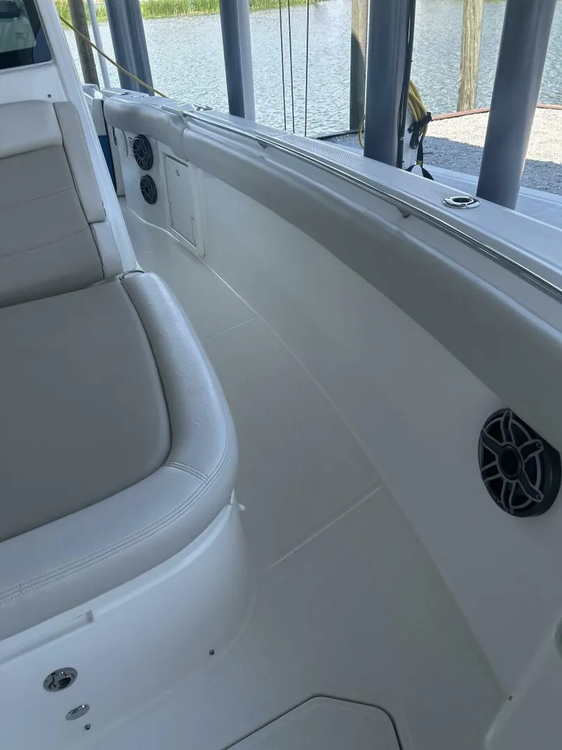 Slide: The Image of Boston Whaler 33 2016 - 5623026