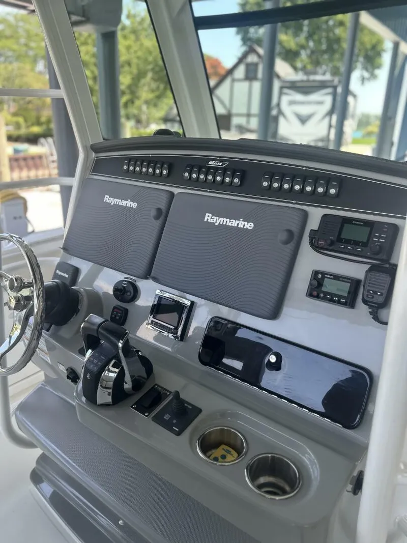 Slide: The Image of Boston Whaler 33 2016 - 5623043