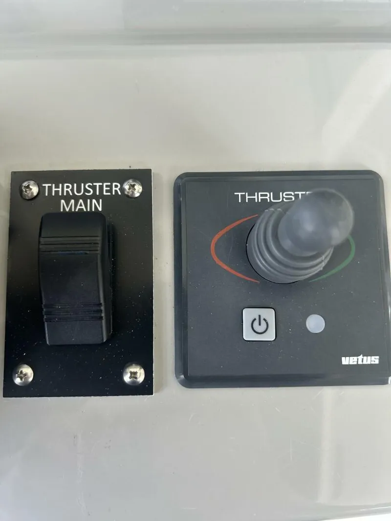 Slide: The Image of Boston Whaler 33 2016 - 5623037