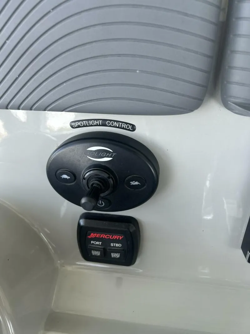 Slide: The Image of Boston Whaler 33 2016 - 5623048