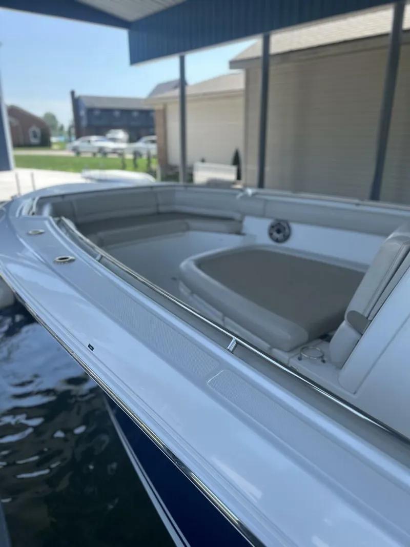 Slide: The Image of Boston Whaler 33 2016 - 5623049