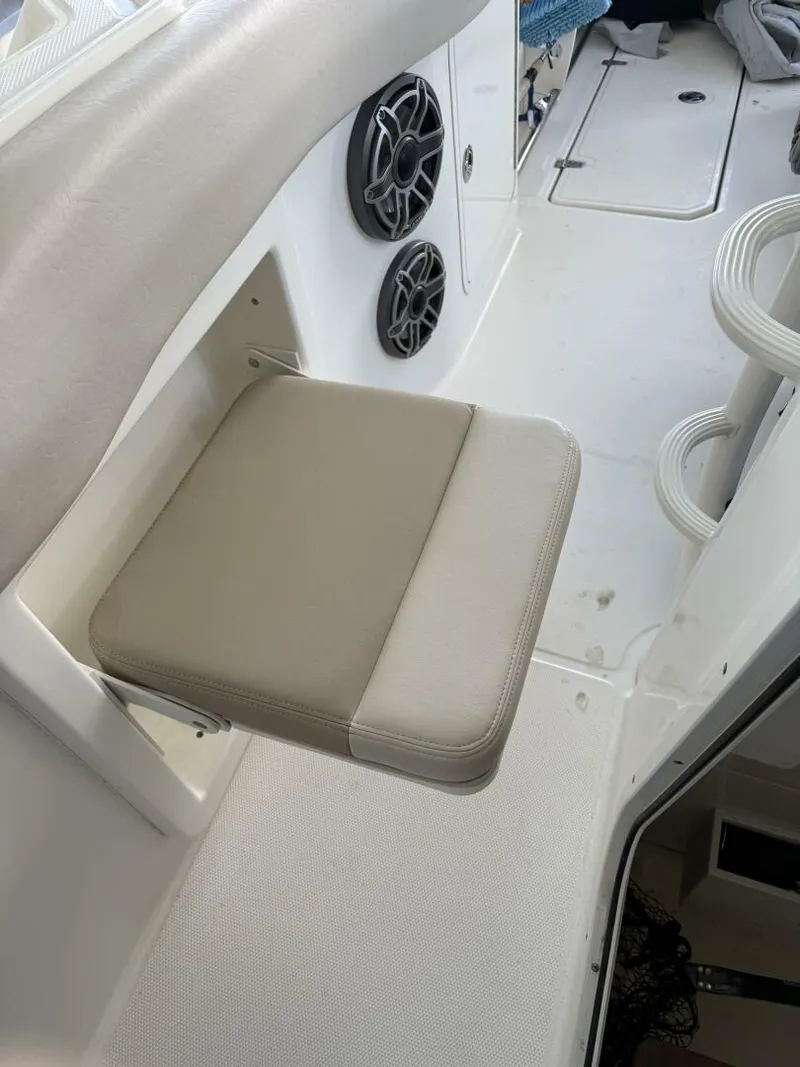 Slide: The Image of Boston Whaler 33 2016 - 5212719