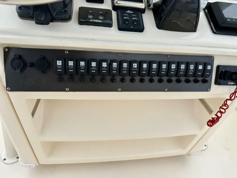 Slide: The Image of 2019 Young Boats 27 - Helm/Electronics  - 5929272