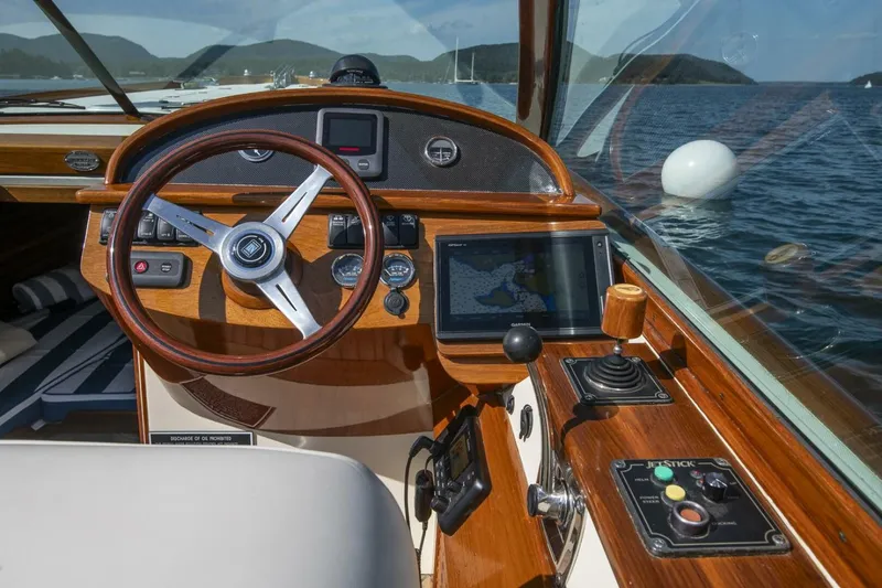 Slide: The Image of Hinckley Talaria 29 Runabout 2004 - 5216015