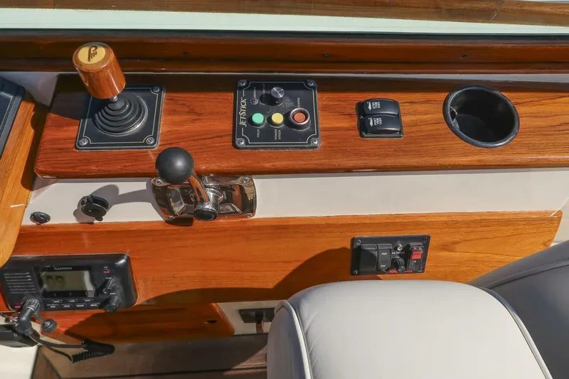 Slide: The Image of Hinckley Talaria 29 Runabout 2004 - 5216064