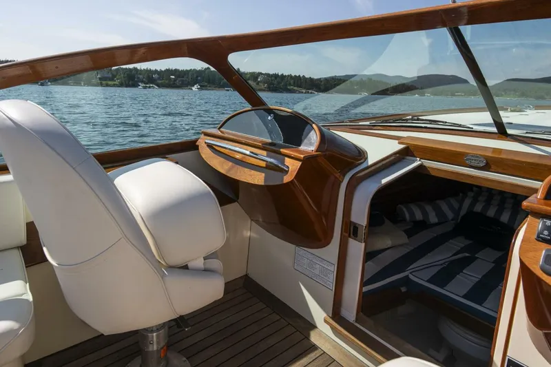 Slide: The Image of Hinckley Talaria 29 Runabout 2004 - 5216018