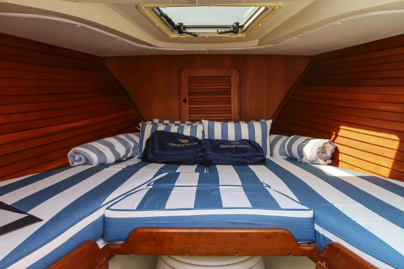 Slide: The Image of Hinckley Talaria 29 Runabout 2004 - 5216068