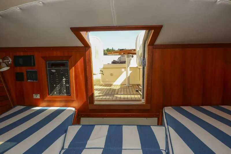 Slide: The Image of Hinckley Talaria 29 Runabout 2004 - 5216070