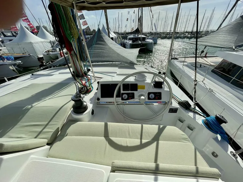 Slide: The Image of Bali 4.2 Flybridge Helm - 5225847