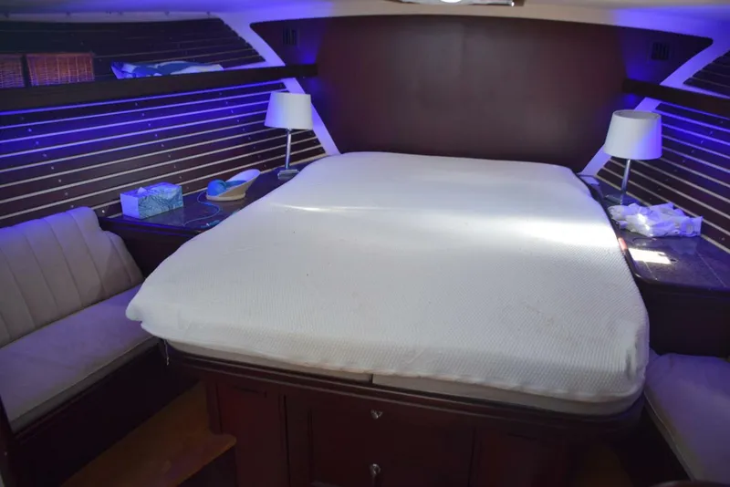 Slide: The Image of Queen Centerline Berth   - 5310471