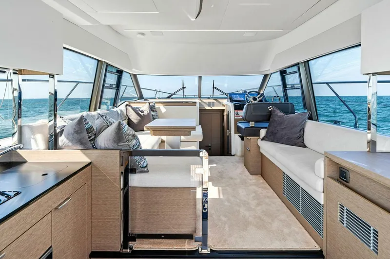 Slide: The Image of 2022 Prestige 420 Flybridge- SPIRIT LED-Salon - 5250323