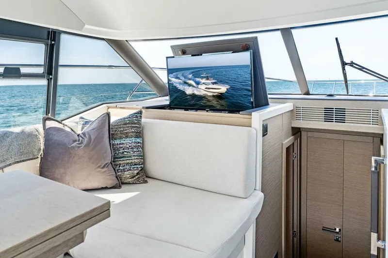 Slide: The Image of 2022 Prestige 420 Flybridge- SPIRIT LED-Dinette - 5250316