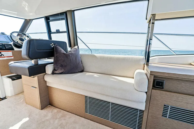 Slide: The Image of 2022 Prestige 420 Flybridge- SPIRIT LED-Salon - 5250340