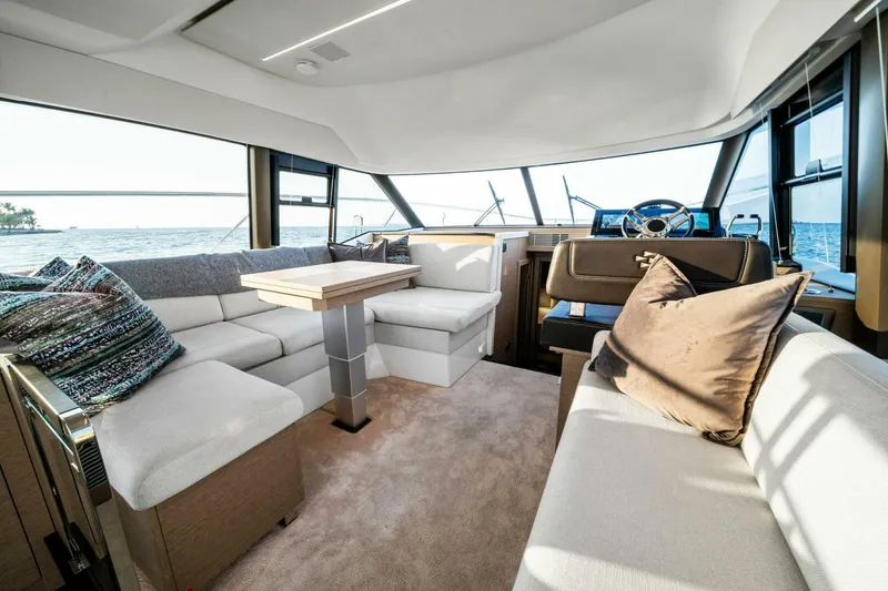 Slide: The Image of 2022 Prestige 420 Flybridge- SPIRIT LED-Salon - 5250364