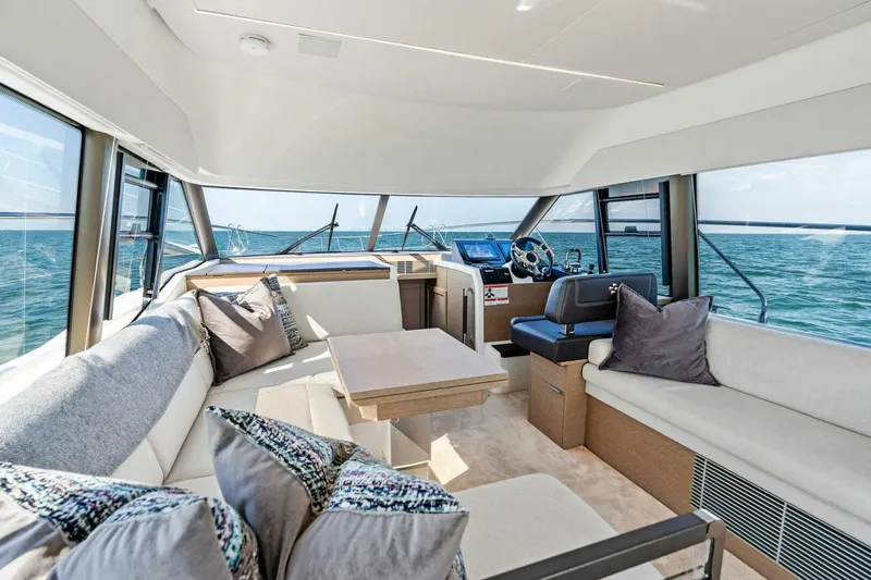 Slide: The Image of 2022 Prestige 420 Flybridge- SPIRIT LED-Salon - 5250320