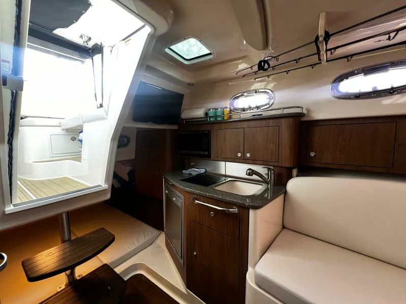 Slide: The Image of Boston Whaler 315 Conquest 2018 - 5231407