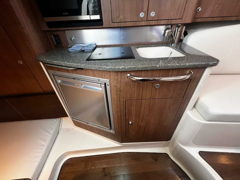 Slide: The Image of Boston Whaler 315 Conquest 2018 - 5231410